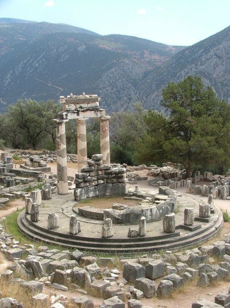 Sanctuary of Athens at Delphi. Photo by By KufoletoAntonio De Lorenzo and Marina Ventayol. Wikipedia.